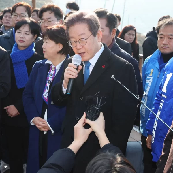 Líder del Partido Democrático de Corea del Sur, Lee Jae-myung, Apuñalado en el Cuello Durante Acto Público