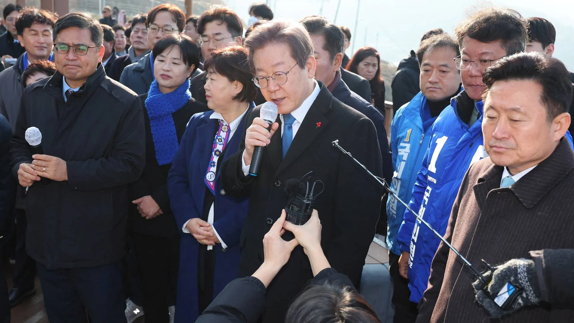 Líder del Partido Democrático de Corea del Sur, Lee Jae-myung, Apuñalado en el Cuello Durante Acto Público